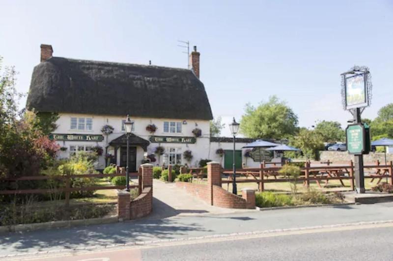 Bed and Breakfast The White Hart, Wroughton Суиндон Экстерьер фото